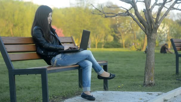 Blogging en el parque — Vídeos de Stock