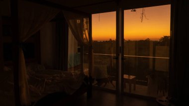 Gün doğumunun erken saatlerinde panoramik pencerelerden. Sıcak ve güzel bir uyanış..