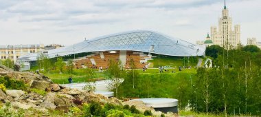 Moskova 'nın panoramik manzarası. Tarihi binalar ve uluslararası iş merkezi.