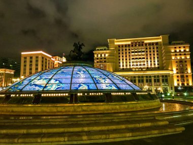 Moskova 'nın panoramik manzarası. Tarihi binalar ve uluslararası iş merkezi.