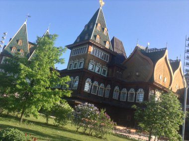 Moskova 'nın panoramik manzarası. Tarihi binalar ve uluslararası iş merkezi.