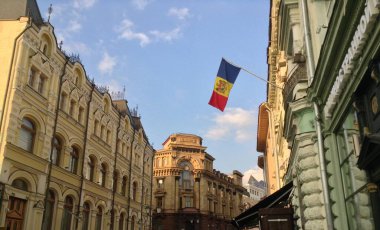 Moskova 'nın panoramik manzarası. Tarihi binalar ve uluslararası iş merkezi.