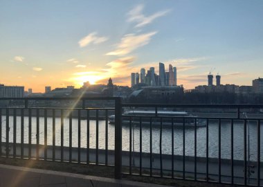 Moskova 'nın panoramik manzarası. Tarihi binalar ve uluslararası iş merkezi. 