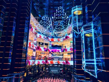 Moskova 'nın panoramik manzarası. Tarihi binalar ve uluslararası iş merkezi. 