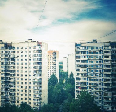 Moskova 'nın panoramik manzarası. Tarihi binalar ve uluslararası iş merkezi. 