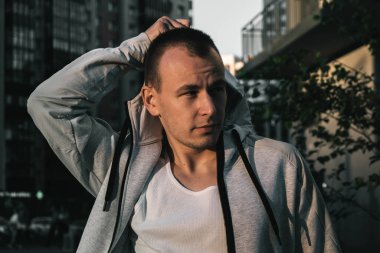 Ceketli bir adam. Sokak tarzı.