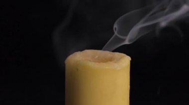 Siyah arka planda sönmüş bir mum 4k
