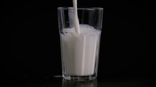 유리에 우유를 슬로우 — 비디오