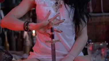 Kız bıçakla dans ediyor.