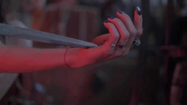 Het Meisje Snijdt Haar Hand Met Een Mes Druipt Bloed — Stockvideo