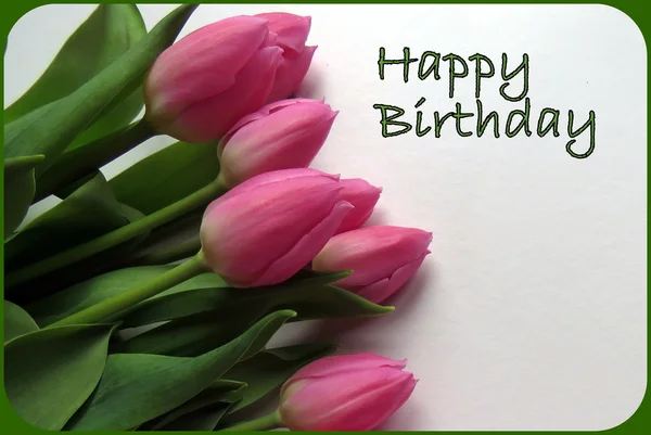 Alles Gute zum Geburtstag in grünem Text mit einem Strauß rosa Tulpen — Stockfoto