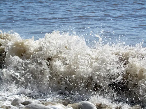 Pequenas ondas colidindo com a costa — Fotografia de Stock