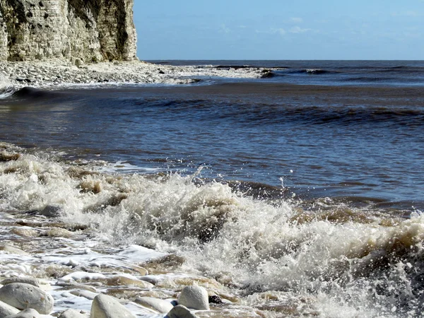 Pequenas ondas batendo na praia — Fotografia de Stock