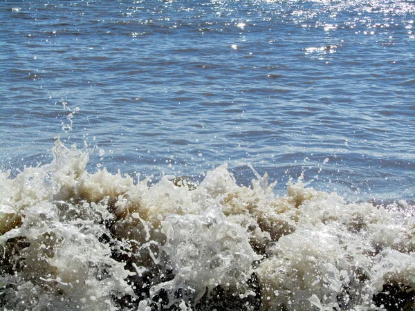 Kis a hullámok összeomlik a strandon, hogy — Stock Fotó