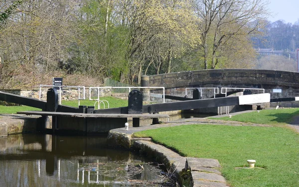 Blick auf den Kanal vom Leinpfad aus — Stockfoto