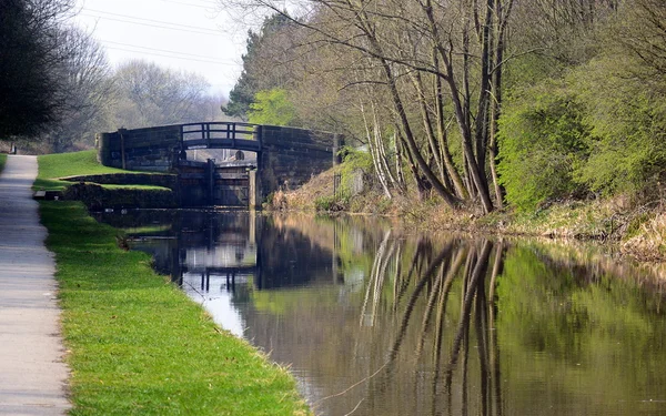 Towpath kanalına görünümünü