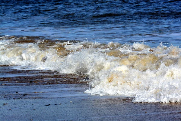 Pequenas ondas batendo na praia — Fotografia de Stock