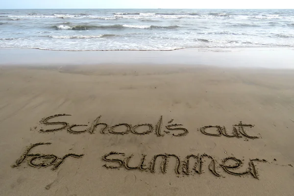 夏天在沙滩写出学校 — 图库照片