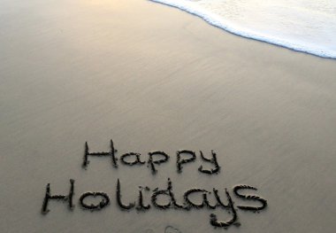 Mutlu tatil kuma yaklaşan dalgaları ile yazılı