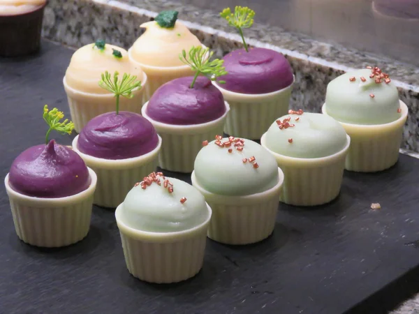 Küçük, bir şekilde dekore edilmiş, tatlı Petit Fours