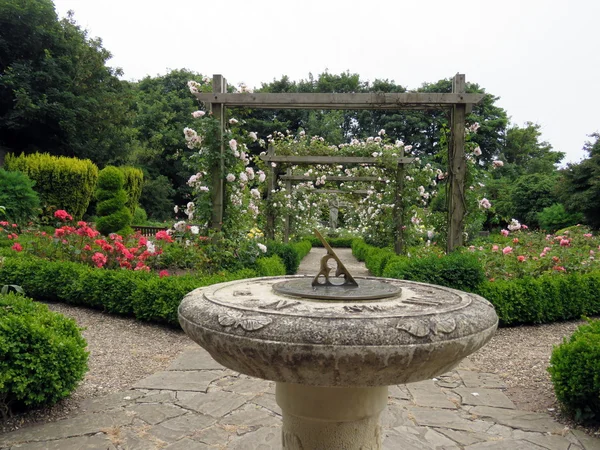 eski taş güneş saati