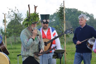 Hedgehoggers içki alemi 2015 Seamer, North Yorkshire, İngiltere'de 20 Haziran 2015 A halk müziği grubu, bir içki alemi Seamer, North Yorkshire içinde ve bir meyve bahçesi oynamak