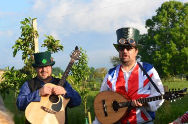 Hedgehoggers içki alemi 2015 Seamer, North Yorkshire, İngiltere'de 20 Haziran 2015 A halk müziği grubu, bir içki alemi Seamer, North Yorkshire içinde ve bir meyve bahçesi oynamak