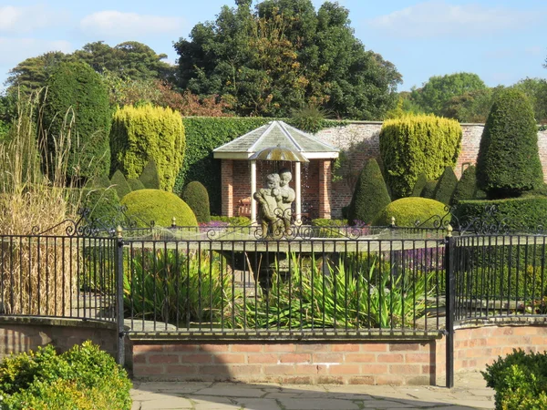 Decoratieve tuin met Topiary en fontein — Stockfoto