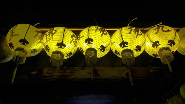 Fila Cor Amarela Lanternas Luzes Penduradas Escuro — Fotografia de Stock