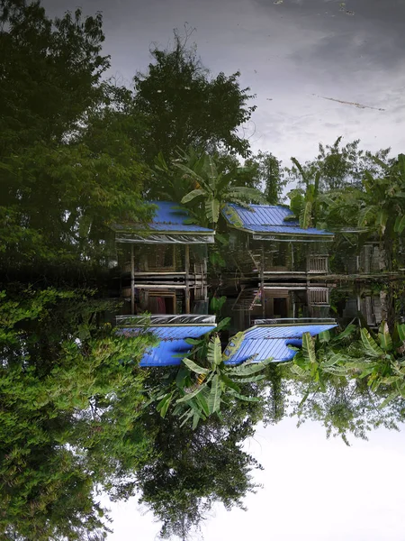 Riflesso Dell Acqua Trasparente Foto Capovolto Due Capanne Colore Blu — Foto Stock