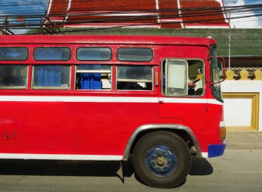 Luang Prabang Laos 'taki kırmızı ulaşım yerel otobüsü