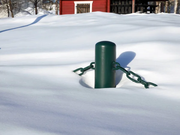 Grüne Stahlbarriere Mit Kette Der Weißen Schneewehe Mit Rotem Holzhaus — Stockfoto