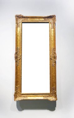 Beyaz duvarda asılı boş bir çerçeve, duvar sanatı modeli, boş uzay çerçevesi modern iç mimari, kırpma yolu olan minimalist