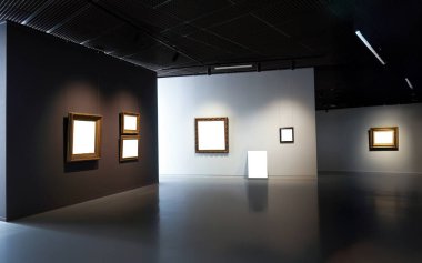 Birçok boş çerçeve düz renkli duvarda asılı, Wall arts modelleme, modern iç mimari tarzında boş çerçeve, kırpma yolu olan minimalist