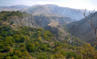 Dağ ve yeşil vadinin nefes kesici panoramik manzarası dokunulmamış doğanın ve dramatik manzaranın güzelliğini yakalıyor. Macera yolculuğu için mükemmel.