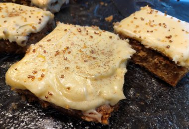 Altın sarısı krem peynirli nefis havuçlu kek, üzerine badem ya da fındık ezmesi serpiştirilmiş serpinti, kahve dükkanında imzalı menü, tatlı tatlı