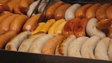 Ağız sulandırıcı çeşitli Alman sosisleri, Bratwurst, Weisswurst ve diğerleri, mangalda kızartılıyordu. Yemek reklamları, restoran menüleri, yemek pişirme dersleri, sokak yemekleri belgeselleri, Avrupa seyahatleri için ideal.