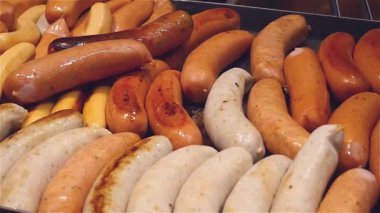 Ağız sulandırıcı çeşitli Alman sosisleri, Bratwurst, Weisswurst ve diğerleri, mangalda kızartılıyordu. Yemek reklamları, restoran menüleri, yemek pişirme dersleri, sokak yemekleri belgeselleri, Avrupa seyahatleri için ideal.