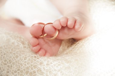 Alyans ile bebek ayaklar