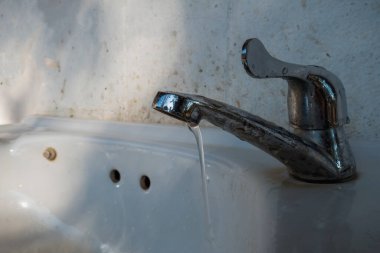 Suyu açmak sebepsiz yere su israfıdır.