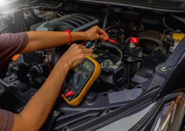  Tamirci motoru değiştiriyor