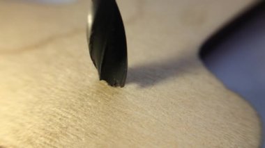 Tahtadan geçen bir matkabın makro görüntüsü