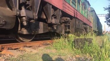 Güneşli bir yaz gününde yük vagonlarıyla geri geri giden mazot treni.