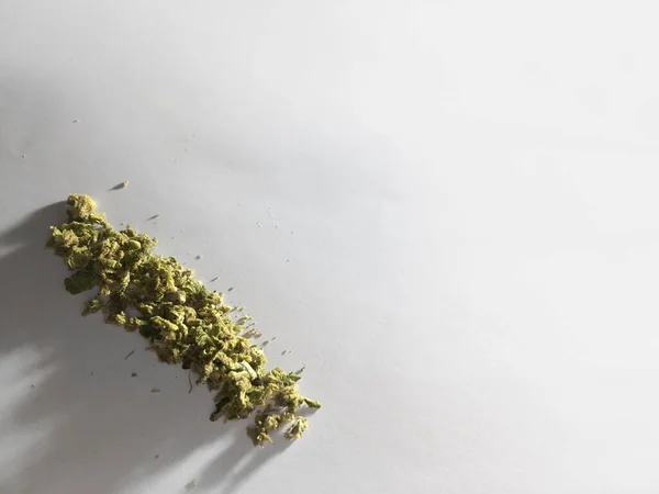 Gerade Linie Von Gemischtem Marihuana Auf Weißem Isoliertem Hintergrund — Stockfoto