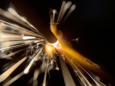 Yakın çekim makro görüntüsü bulanık. Yanan Noel maytap yayıyor.