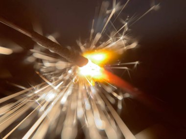 Yakın çekim makro görüntüsü bulanık. Yanan Noel maytap yayıyor.