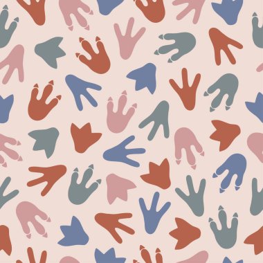 Bej arkaplanda renkli dinozor ayak izleri olan kusursuz bir desen. Yazdırma şablonu, kumaş, duvar kağıdı, ambalaj kağıdı. Vektör illüstrasyonu