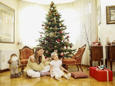 Anne ve kızı Noel ağacı önünde