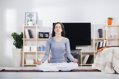 Kadın evde fitness yapıyor 