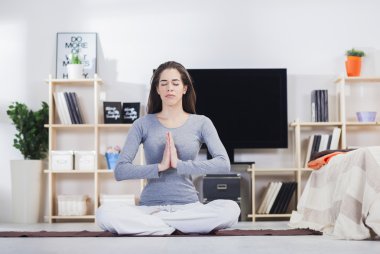 Kadın evde fitness yapıyor